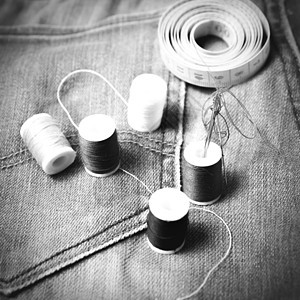 牛仔裤和缝纫黑白色颜色风格衣服裁缝织物牛仔布红色材料蓝色手工刺绣拼接图片