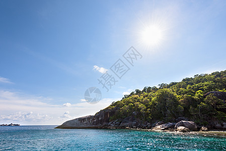 岛与海的夏日阳光照耀图片