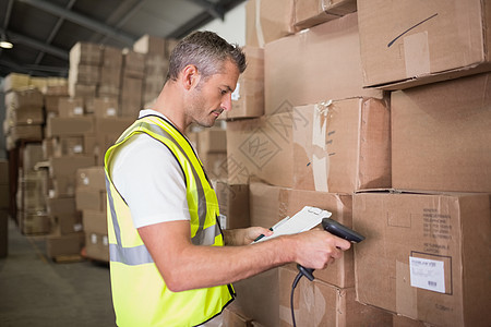仓库中的工人扫描软件包盒子记录检查员贮存工厂命令职业男人货运货物图片