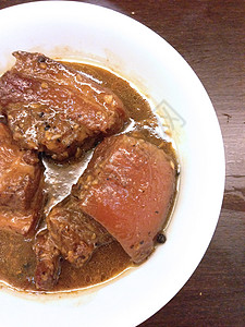 把肉汁里煮的猪肉 烤熟了食物红色栗子午餐餐厅盘子烹饪美食街道板栗图片