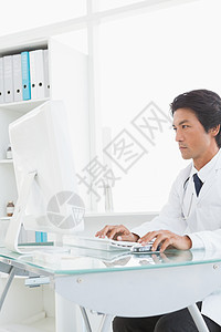 使用计算机的重病医生考场专家从业者老鼠医院技术诊所制服屏幕键盘图片