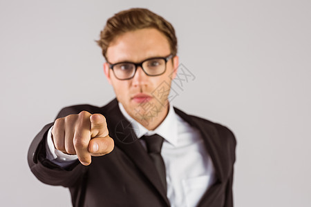 年轻严肃的商务人士对着摄像机指着镜头手势商业潮人眼镜领带商务男性手指人士衬衫图片
