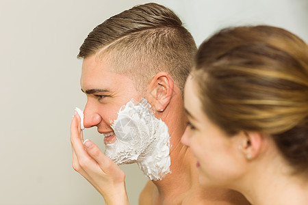 女人用剃须泡沫泡在男朋友脸上公寓感情鼻子浴室家庭夫妻男人房子女士家庭生活图片