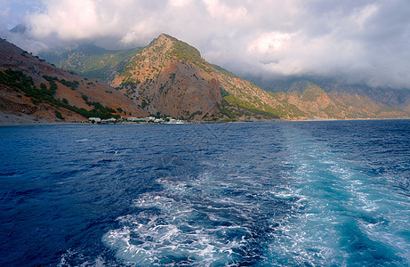 海岸边的山坡天空海浪岩石石头山脉衬套海岸图片