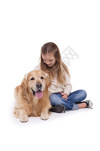 带着宠物狗的快乐女孩童年女性牛仔布裤子动物黄色纯种狗微笑宠物家畜背景图片