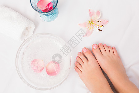 修脚后的女性脚指甲油粉色治疗美容美容院指甲分隔板脚趾毛巾顾客图片