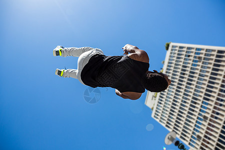 健体男在城里做后回翻转个性运动员休闲青年极限建筑城市活动锻炼挑战图片