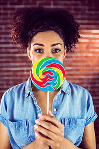 一个美女的肖像 拿着巨棒棒棒棒糖黄色隐藏黑发绿色红色混血蓝色小吃女士粉色图片