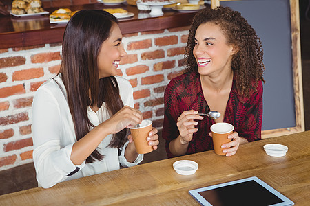 漂亮的女性朋友喜欢用平板电脑喝咖啡触摸屏行业饮料咖啡店快乐微笑咖啡屋混血药片杯子图片
