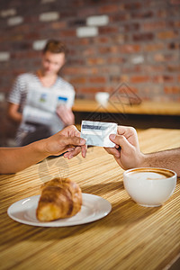男人用信用卡付帐员工柜台咖啡屋围裙小吃微笑咖啡师服务员咖啡店闲暇图片