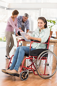 使用平板板椅轮椅临时工工作合伙会议休闲同事团队截瘫伙伴人士团体图片