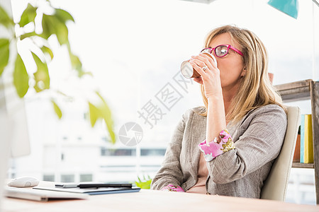 临时设计师喝杯外送的杯子工作办公室职场金发女郎商业人士女性新生意金发咖啡杯图片