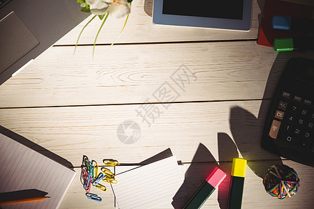 台式办公桌的盖头视图鼠标木质花朵电脑技术计算器笔记本写作触摸屏杯子图片