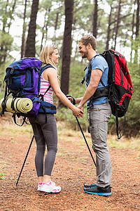 年轻快乐的徒步旅行者情侣互相看着对方活动闲暇环境森林女性男性娱乐冒险家背包农村图片