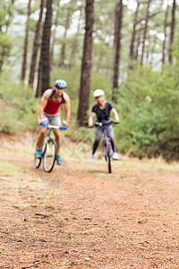漂亮的骑自行车的夫妇冒险女性闲暇男人头盔自由风景林地冒险家活动图片