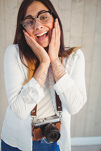 使用她的古老相机 非常时髦棕色服装照片眼镜女士头发女性震惊潮人休闲图片