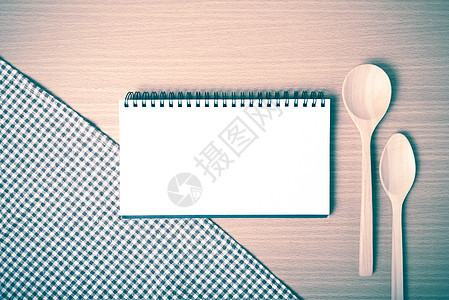 笔记本和厨房工具老旧样式桌子日历棕色桌布笔记木头卡片勺子食谱白色图片