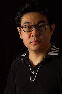 亚裔中国人画像男性领导者阴影眼镜衣服衣领黑色工作室老板机密图片