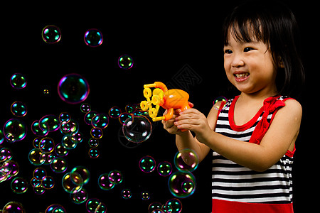 亚裔中国女孩玩肥皂泡泡女性童年快乐享受工作室孩子幸福自由乐趣闲暇图片