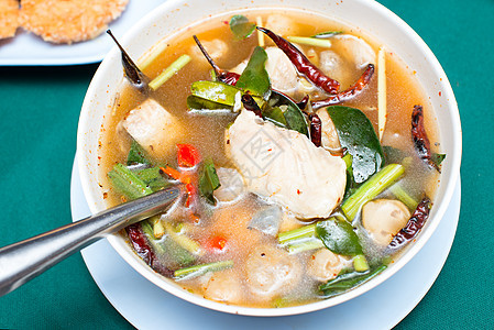 汤 泰国风格的鱼熏鱼汤食物蛇头食谱辣椒柠檬营养午餐洋葱美食草本植物图片