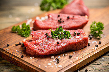 新鲜生牛肉食物奶牛木板红色肌肉砧板鱼片营养牛扒原油图片