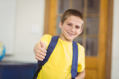 用书包在课堂上玩拇指的微笑学生瞳孔男生童年知识幼儿园教育快乐学校小学早教图片