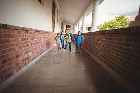 在走廊散步的快乐学生图片