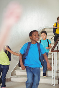 快乐的学生们走下楼梯小学生女孩女性走廊混血大厅班级脚步微笑同学们背景图片