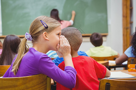 学生在另一个学生耳边低语瞳孔女性孩子童年小学生教育女孩教学知识学校图片