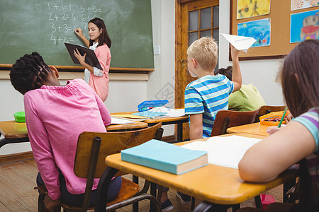 学生们要扔纸飞机了瞳孔同学们孩子童年课堂男性女士女孩女性班级图片