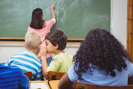 学生在另一个学生耳边低语同学们瞳孔女孩小学早教女性孩子女士秘密小学生图片