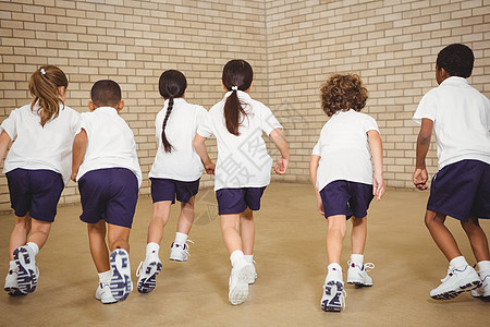 学生在全法院跑过的学生图片