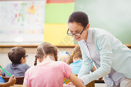 教师在课堂上帮助学生小学孩子工作早教男性知识瞳孔学校女性职业图片