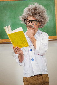 学生打扮成Einstein在看书科学家小学生知识戏服黑板小学童年男生阅读早教图片