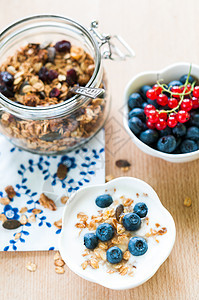 与粮 酸奶和新鲜水果一起健康早餐粮食营养桌子坚果小吃薄片蓝色甜点木头燕麦图片