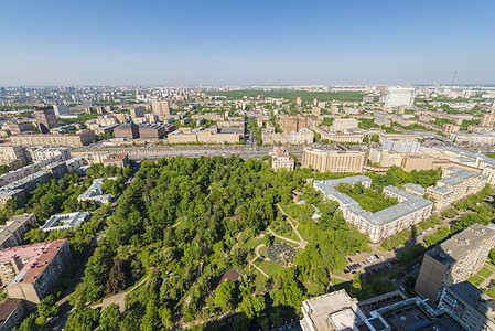 莫斯科现代住宅区在日落时 在高楼顶顶的屋顶上景象建筑学天际景观天线城市寺庙交通文化首都地标图片