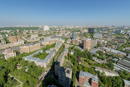 莫斯科现代住宅区在日落时 在高楼顶顶的屋顶上景象教会建造建筑物文化正方形城市天线寺庙市中心旅行图片