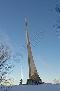 莫斯科VDNKH著名纪念碑建筑学地标建筑天空花朵喷泉男人腹部过冬文化图片