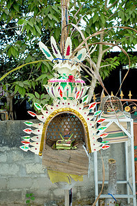 传统供神的祭品是用来在巴厘建造一栋房子上帝奉献篮子稻草花朵供品食物宗教信仰异国图片