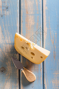 进食奶酪片图片