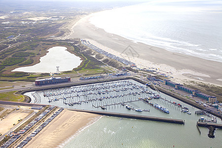 荷兰IJmuiden海滩游艇港的空中景象图片