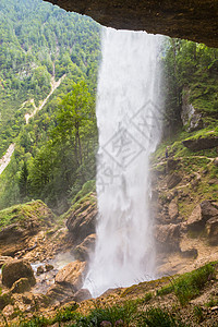 斯洛文尼亚特里格拉夫国家公园的Pericnik瀑布山脉游客植被运动地标瀑布木头森林荒野溪流图片