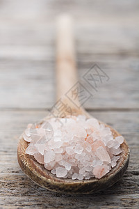 粉色黑盐粉盐水晶岩盐矿物勺子香料厨房图片