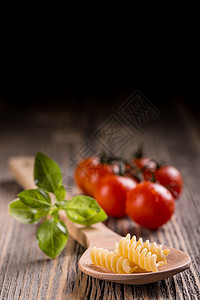 Fusilli 意大利面饮食食物美食勺子乡村桌子营养图片