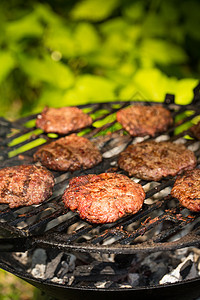 烤汉堡油炸烧烤架火焰烹饪烧烤食物牛肉野餐背景图片