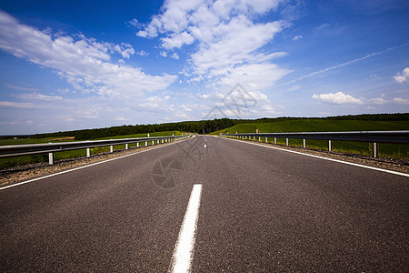 路边的道路框架运动车道天空运输城市场景蓝色风景旅行图片