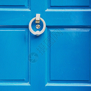 蓝色手柄 在伦敦古董棕色门 生锈的铜钉和城市木头艺术安全金属文化建筑学戒指建筑门把手图片