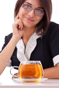 女性喝茶工作老板杯子商业员工茶点饮料人士女孩微笑图片