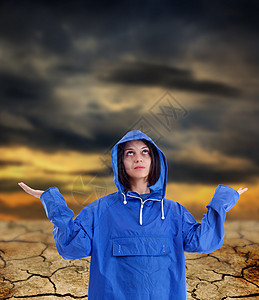 女人等着下雨图片