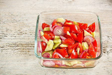 新鲜番茄沙拉小吃食物盘子沙拉午餐烹饪饮食黄瓜木头蔬菜图片